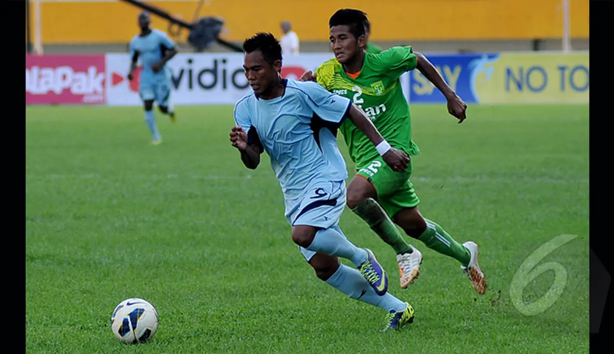 Penyerang Persela Lamongan, Agus Salim dibayang-bayangi Putu Gede saat laga perebutan juara ketiga di SCM Cup 2015, Stadion Jakabaring, Palembang, Selasa (27/1/2015). (Liputan6.com/Johan Tallo)