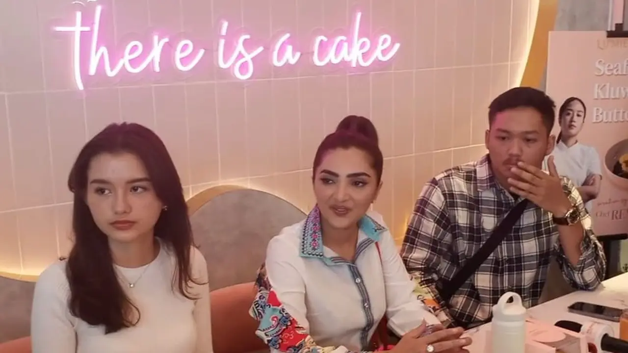 Ashanty bersama Azriel Hermansyah dan Sarah Menzel