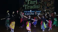 Sejumlah remaja putri mengikuti pelatihan tari tradisi di Pusat Pelatihan Seni Budaya (PPSB) Muhammad Mashabi, Jalan KH Mas Mansyur, Kebon Melati, Tanah Abang, Jakarta Pusat, Rabu (1/7/2026). Kegiatan yang berlangsung pada 23 Juni hingga 6 Juli 2026 itu menjadi wadah pengembangan keterampilan sekaligus upaya melestarikan seni budaya tradisional. Para peserta mempelajari dasar-dasar gerak tari sebagai bagian dari pembinaan seni. PPSB Muhammad Mashabi dikenal sebagai ruang kegiatan seni budaya, edukasi, dan komunitas yang dapat dimanfaatkan masyarakat untuk mengembangkan minat, bakat, serta memperkuat kecintaan generasi muda terhadap budaya Indonesia.