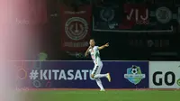 Pemain PS TNI, Sansan Husaeni merayakan gol saat melawan Persija Jakarta pada laga Liga 1 2017 di Stadion Patriot Bekasi, Sabtu (29/9/2017). Persija unggul sementara 2-1. (Bola.com/Nicklas Hanoatubun)