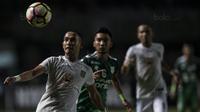 Gelandang Persebaya, Abu Rizal Maulana, berusaha mengontrol bola saat melawan PSMS pada laga final di Stadion GBLA, Bandung, Selasa (28/11/2017). Persebaya menang 3-2 atas PSMS. (Bola.com/Vitalis Yogi Trisna)