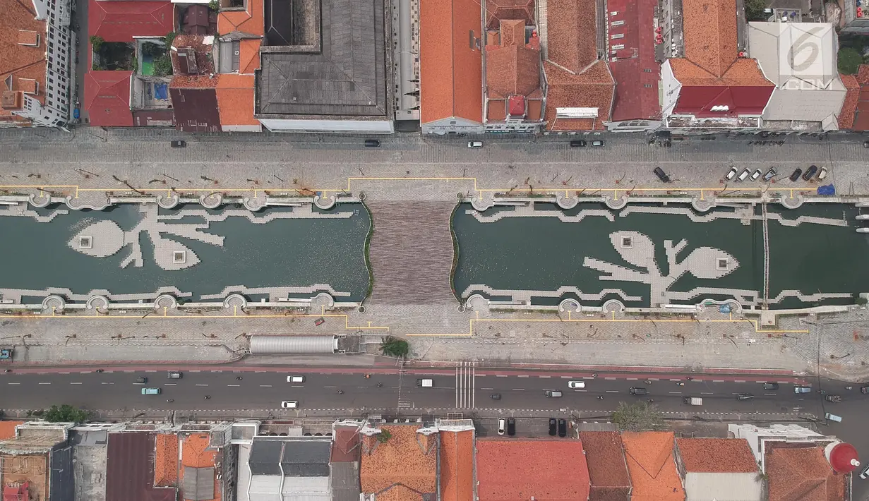 Foto aerial proyek revitalisasi kawasan Kali Besar, Kota Tua, Jakarta Barat, Kamis (3/5). Proyek revitalisasi Kali Besar ini terinspirasi dari penataan Sungai Cheonggyecheon di Korea Selatan. (Liputan6.com/Arya Manggala)