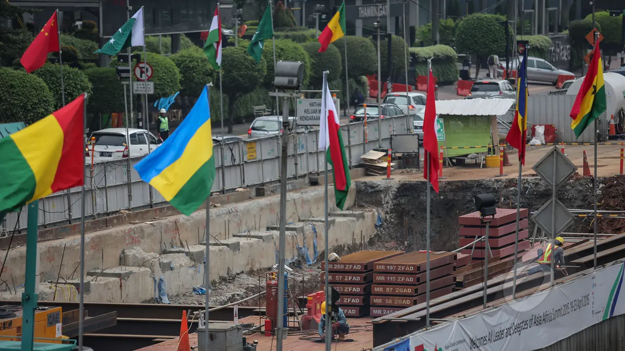 Bendera Negara Peserta KAA Hiasi Jalan Jakarta