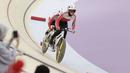 Pebalap sepeda Indonesia, Sri Sugiyanti dan Ni'mal Maghfiroh, saat beraksi pada Asian Para Games di Velodrome, Jakarta, Kamis (11/10/2018). Pasangan Indonesia ini meraih medali perak di nomor trek Individual Pursuit B putri. (Bola.com/M Iqbal Ichsan)
