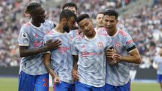 Manchester United memetik kemenangan dramatis atas tuan rumah West Ham United 2-1 dalam laga pekan ke-5 Liga Inggris 2021/2022 di The London Stadium, Minggu (19/9/2021). Gol Jesse Lingard dan aksi David De Gea meredam eksekusi penalti jadi penentu hasil tersebut. (AFP/Ian Kington)