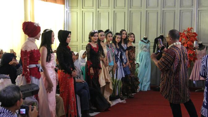 Samuel Wattimena menjadi pembicara utama dalam gelar wicara keahlian tata busana di Purbalingga, Jawa Tengah. (Foto: Liputan6.com/Kominfo PBG/Muhamad Ridlo)