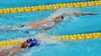 Perenang dari ESC Bandung, Ricky Anggawijaya saat melaju di lomba 200 meter gaya punggung putra Kejuaraan Aquatik Indonesia Open 2017 di Stadion Aquatik GBK, Jakarta, Jumat (15/12). Ricky mencatat waktu 02.04,75 detik. (Liputan6.com/Helmi Fithriansyah)