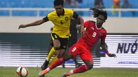 Penyerang Timnas Indonesia U-23, Ronaldo Joybera R Junior berebut bola dengan bek Malaysia, Muhammad Azam bin Azmi Murad dalam pertandingan perebutan medali perunggu SEA Games 2021 di Stadion My Dinh, Minggu (22/5/2022). Indonesia ditahan imbang 1-1 dan menang 4-3 di adu penalti. (AFP/Ye Aung Thu)