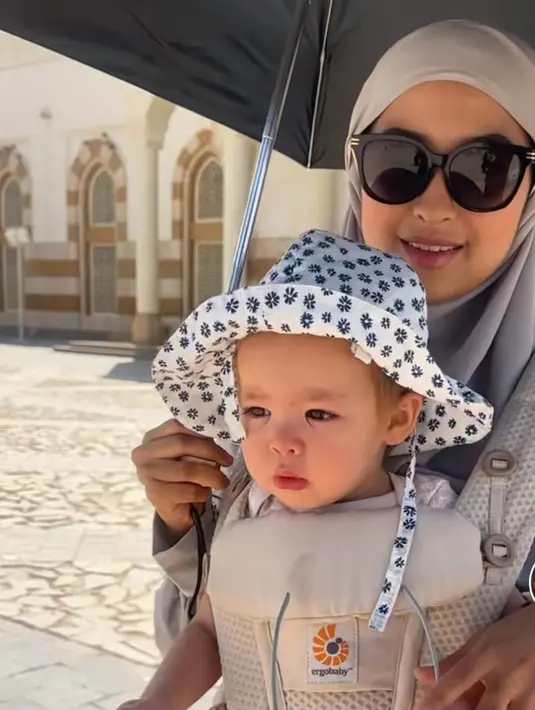 <p>meski cuaca amat panas, Kamari tampak sangat antusias melihat kerumunan burung-burung selama berada di Madinah. (Foto: TikTok/ jennifer.coppen)</p>