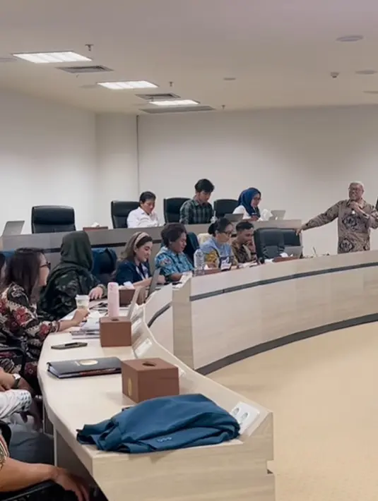 Meski ini adalah kelas offline pertama, tak ada ketegangan yang terlihat. [Foto: Instagram/ashanty_ash]