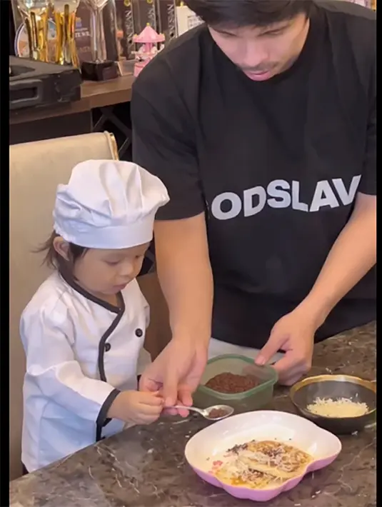 Tampak Atta Halilintar mengajarkan putrinya saat menabur cokelat hingga keju ke mangkuk. [Instagram/attahalilintar]