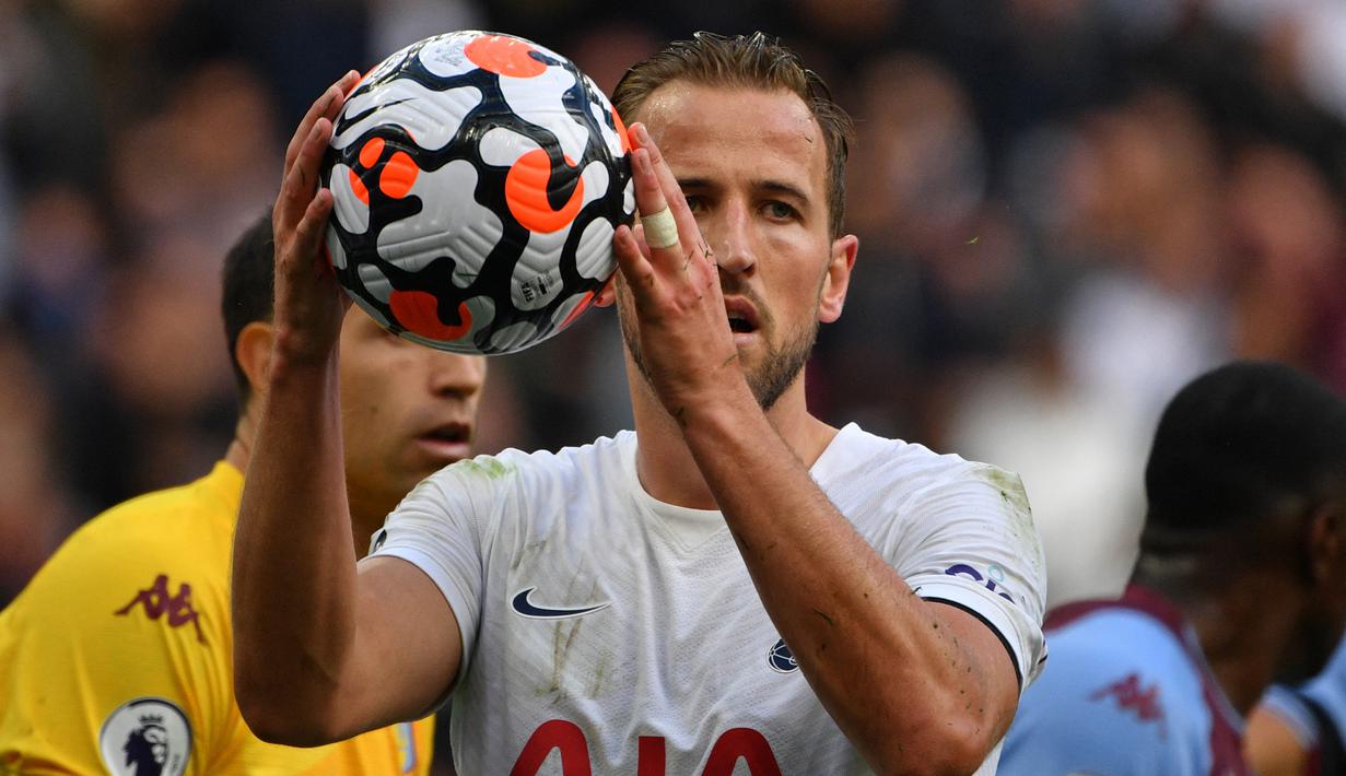 Harry Kane. Striker berusia 28 tahun yang telah 12 musim memperkuat Tottenham Hotspur mulai 2010/2011 ini telah mencetak total 167 gol dari 158 laga di Premier League. Jumlah laga tersebut termasuk saat dipinjamkan ke Norwich City pada 2012/2013, 5 kali main tanpa membuat gol. (AFP/Justin Tallis)