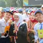 Khofifah berfoto bersama siswa peserta MPLS Jatim 2023. (Istimewa)