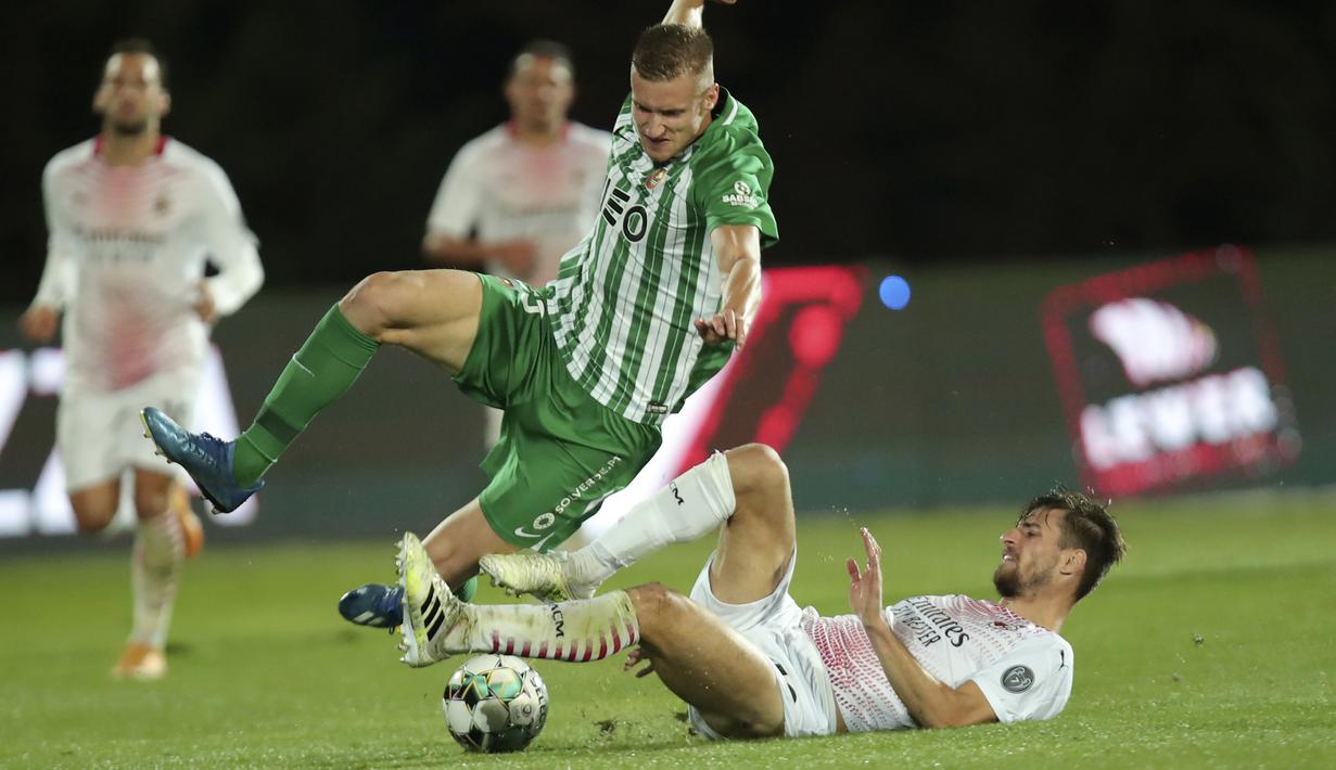 Gelandang AC Milan, Matteo Gabbia, berebut bola dengan gelandang Rio Ave, Nikola Jambor, pada laga play-off Liga Europa 2020/2021 di Estadio Dos Arcos, Jumat (2/10/2020) dini hari WIB. AC Milan menang dengan skor 9-8 atas Rio Ave lewat adu penalti. (AP Photo/Luis Vieira)