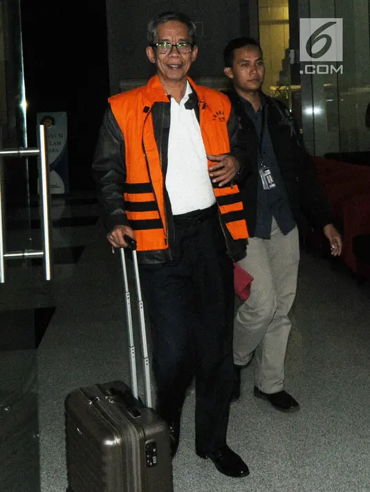 Kepala KPP Pratama Ambon La Masikamba memakai rompi tahanan usai menjani pemeriksaan 1 x 24 jam pasca terjaring OTT terkait menerima suap upaya pengurangan pajak yang harus dibayar di gedung KPK, Jakarta, Kamis (4/10). (Merdeka.com/Dwi Narwoko)