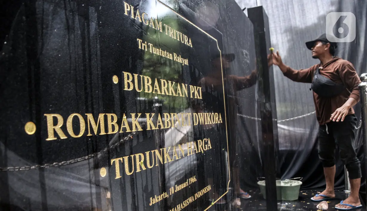 Pekerja membersihkan Monumen Tritura 66 atau juga dikenal dengan Tugu 66 yang akan segera diresmikan di Taman Menteng, Jakarta Pusat, Rabu (21/9/2022). Pemerintah Provinsi DKI Jakarta merelokasi monumen tersebut dari Jalan HR Rasuna Said karena terkena proyek LRT Jabodebek sekaligus memperingati 56 tahun Peristiwa Tritura. (merdeka.com/Iqbal S. Nugroho)