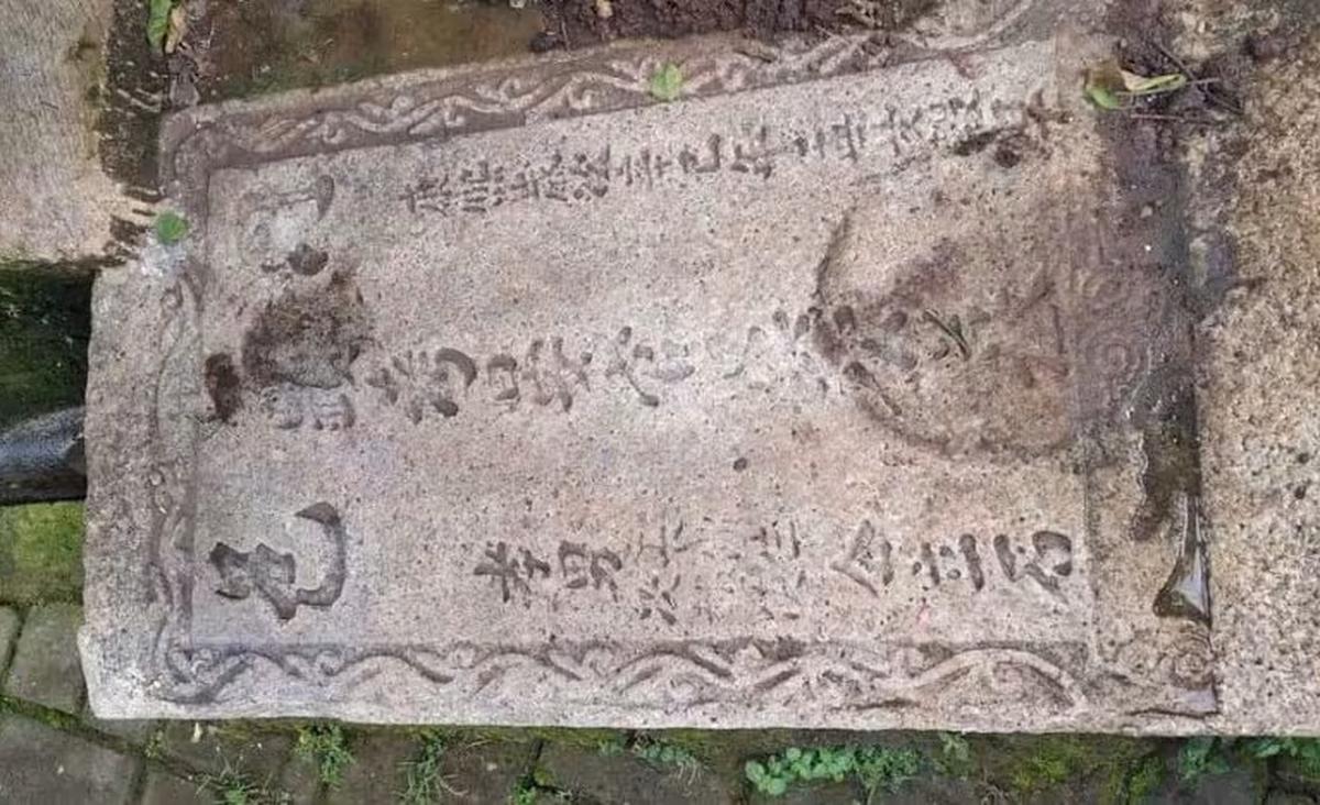 makam china kuno di semarang