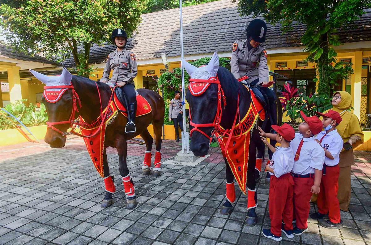 FOTO: Semangat Murid SLB Belajar Bersama Anjing K-9 Mabes Polri