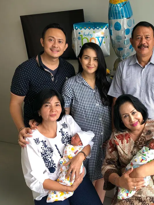 Kadek Devi yang juga dikenal dengan sebutan ratu FTV melahirkan bayi kembar. Hal itu terlihat dari unggahan dua bayi mungil pada Rabu (25/4/2018).  (Instagram/dewayoga_07)
