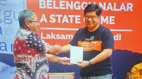 Mantan Menteri Negara Badan Usaha Milik Negara (BUMN) Laksamana Sukardi meluncurkan buku berjudul Belenggu Nalar, Senin (15/1/2024). (Liputan6.com/ Nanda Perdana Putra)