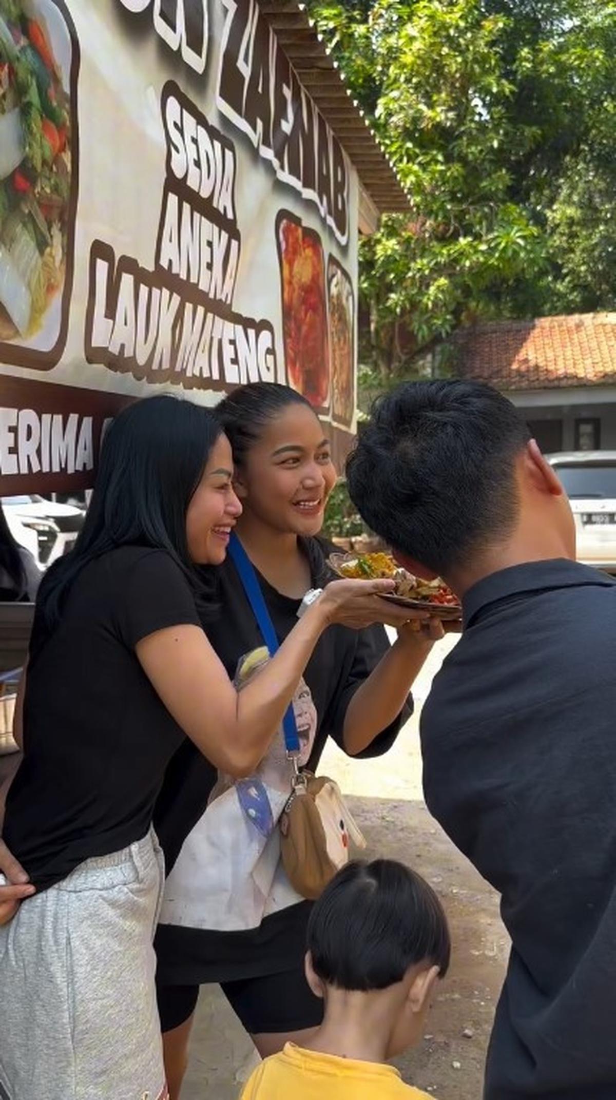 Buka Warung Makanan Sunda, Begini 7 Gaya Eriska Nakesya Istri Young Lex saat Jualan Layani Pembeli