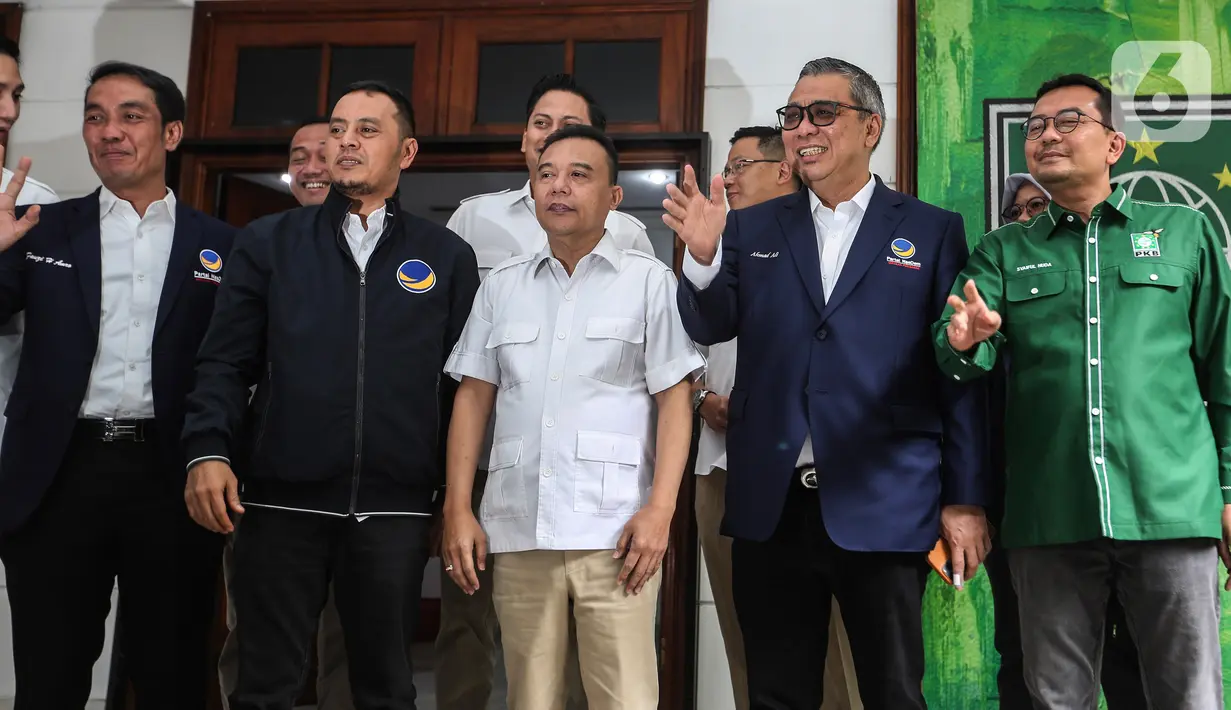 Ketua Harian DPP Partai Gerindra Sufmi Dasco Ahmad (tengah) bersama Wakil Ketua Umum Partai Nasdem Ahmad Ali (kedua kanan) usai melakukan pertemuan di Sekretariat Bersama Gerindra-PKB, Jakarta, Kamis (26/1/2023). Pertemuan petinggi Gerindra-PKB-Nasdem tersebut untuk bersilahturahmi antarpartai politik jelang Pemilu 2024 sekaligus membahas koalisi perubahan Indonesia Raya yang diharapkan memberi dampak positif agar persatuan dapat terjaga. (Liputan6.com/Johan Tallo)