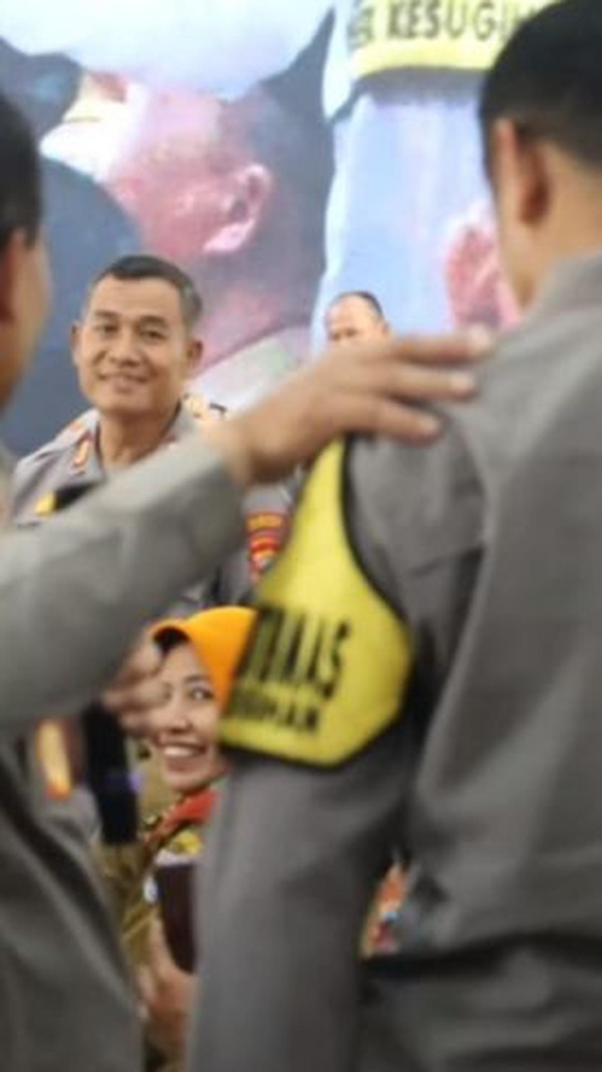 "Kapolres berdiri. Saya tidak mau tahu, para Bhabin bajunya (harus) baru semua," perintah Luthfi.