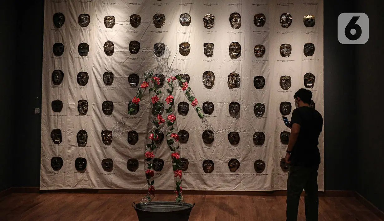 Pengunjung melihat karya seni dalam pameran bertajuk Para Sekutu yang Tidak Bisa Berkata Tidak di Galeri Nasional Indonesia, Jakarta, Jumat (28/1/2022). Pameran diinisasi oleh Galeri Nasional Indonesia dan Goethe-Institut Indonesien berlangsung hingga 27 Februari 2022. (Liputan6.com/Faizal Fanani)