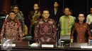 Ki-ka: Wakil Ketua DPD RI Farouk Muhammad, Ketua DPD RI Irman Gusman dan Gusti Kanjeng Ratu Hemas saat memimpin Rapat Paripurna DPD di Kompleks Parlemen, Senayan, Jakarta 29/4). (Liputan6.com/Johan Tallo)  