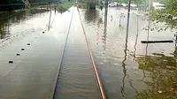 Jalur kereta Tanggulangin-Porong, Sidoarjo hingga Senin petang pasih terendam 29 centimeter. (Foto: Liputan6.com/Muhamad Ridlo/KAI Daop 5)