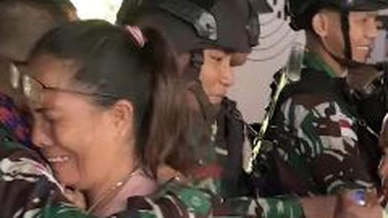 Para prajurit TNI ini juga tampak memeluk satu per satu masyarakat yang hadir dalam acara pelepasan. <br>