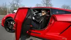 Nenek berusia 76 tahun, Sonja Heiniger, duduk di dalam Lamborghini miliknya di Jona, Swiss (20/5/2015). (REUTERS/Alessandro Garofalo)