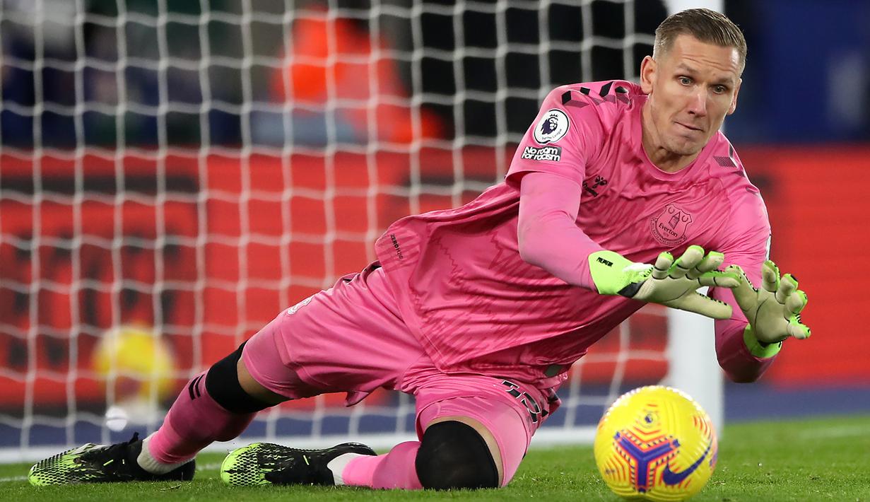 Kiper Everton, Robin Olsen, berusaha menangkap bola saat menghadapi Leicester City pada laga lanjutan Liga Inggris di King Power Stadium, Kamis (17/12/2020) dini hari WIB. Everton menang 2-0 atas Leicester City. (AFP/Nick Potts/pool)