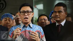 Anggota DPR RI Fraksi PAN, Eko Hendro Purnomo alias Eko Patrio saat keluar dari Bareskrim Polri Gedung KKP, Jakarta, Jumat (16/12). Eko dimintai keterangan terkait pernyataannya di media online tentang pengungkapan teroris. (Liputan6.com/Herman Zakharia)