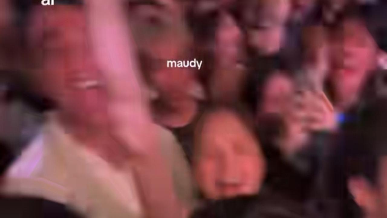 Netizen heboh membahas kedekatan Fadly Faisal dan Maudy Effrosina setelah keduanya tertangkap menonton konser Bruno Mars bersama pada Rabu (11/9), di mana Fadly terlihat berdiri tepat di belakang Maudy.<br>