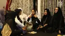 Ibunda Julia Perez Sri Wulansih dan Dewi Persik berbicara dengan kerabat usai tahlilan hari pertama di rumah mendiang Jupe di Perumahan Rafles Hills Cibubur, Jakarta, Sabtu (10/6). (Liputan6.com/Herman Zakharia)