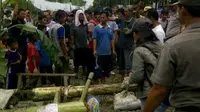 Warga menutup Jalan Raya Serang KM 19, Cikupa, Kabupaten Tangerang, Banten.