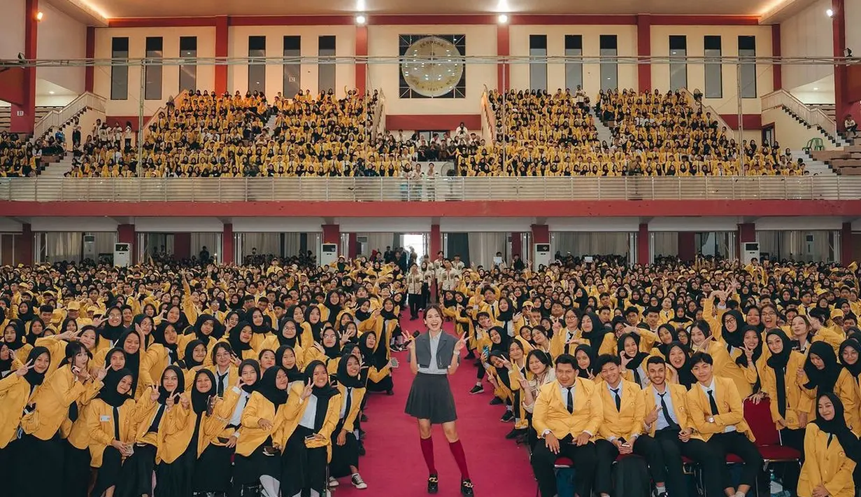 Salah satunya dengan memberikan motivasi ke mahasiswa baru di Universitas Diponegoro, Semarang. [@maudyayunda]