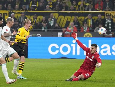 Pemain Borussia Dortmund, Julian Brandt, mencetak gol ke gawang Werder Bremen pada laga Bundesliga di Stadion Signal Iduna Park, Sabtu (21/10/2023). Dortmund sukses mengalahkan Bremen dengan skor tipis 1-0. (AP Photo/Martin Meissner)