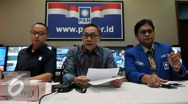 Ketua Umum Partai Amanat Nasional, Zulkifli Hasan (tengah), Bersama Sekjen PAN Eddy Soeparno (kiri), dan Ketua DPP PAN Viva Yoga saat menggelar Konferensi Pers terkait Kemenangan PAN di Pilkada Serentak, Jakarta, Kamis (10/12). (Liputan6.com/Johan Tallo)