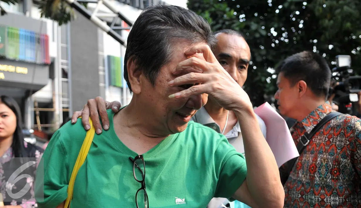 Hendra Sudjana berjalan usai memberikan berkas diruang pidsus Kejaksaan Tinggi DKI Jakarta, Jumat (25/9/15). Hendra ditetapkan sebagai tersangka dalam kasus dwelling time di Pelabuhan Tanjung Priok. (Liputan6.com/Gempur M Surya)