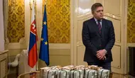 Robert Fico berdiri di belakang bundelan euro di Bratislava. (Vladimír Simicek/AFP)