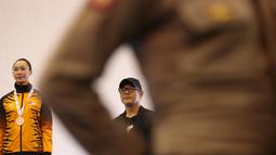 Duta Wushu, Jet Li (kanan) usai memberikan medali pada Kejuaraan Dunia Wushu 2015 di Istora, Senayan, Jakarta, Sabtu(14/11/2015). (Bola.com/Nicklas Hanoatubun)