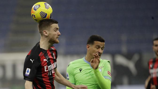Gelandang AC Milan, Alexis Saelemaekers berebut bola dengan gelandang Lazio, Luiz Felipe pada pertandingan lanjutan Liga Serie A Italia di stadion San Siro, Italia, Kamis (24/12/2020). Dengan hasil ini, Milan tetap kokoh di puncak klasemen dengan 34 poin dari 14 pertandingan. (AP Photo/Luca Bruno)