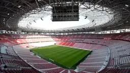 Pemandangan dalam stadion sepak bola Puskas Arena di Budapest, Hungaria, Senin (11/11/2019). Stadion ini nantinya akan menggelar tiga partai di Grup F Piala Eropa 2020. (ATTILA KISBENEDEK/AFP)