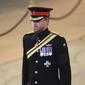 Pangeran Harry ditugaskan untuk berjaga di sekitar peti jenazah Ratu Elizabeth II di Westminster Hall, di Istana Westminster, London, Sabtu (17/9/2022). Atas permintaan Raja Charles, Pangeran Harry mengenakan seragam militernya untuk pertama kalinya sejak 2020. (Chris Jackson/Pool Photo via AP)