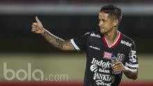 Striker Bali United, Irfan Bachdim, saat tampil melawan Borneo FC pada laga Piala Presiden 2017 di Stadion Kapten I Wayan Dipta, Bali, Jumat (13/2/2017). Kedua tim bermain imbang 0-0. (Bola.com/Vitalis Yogi Trisna)