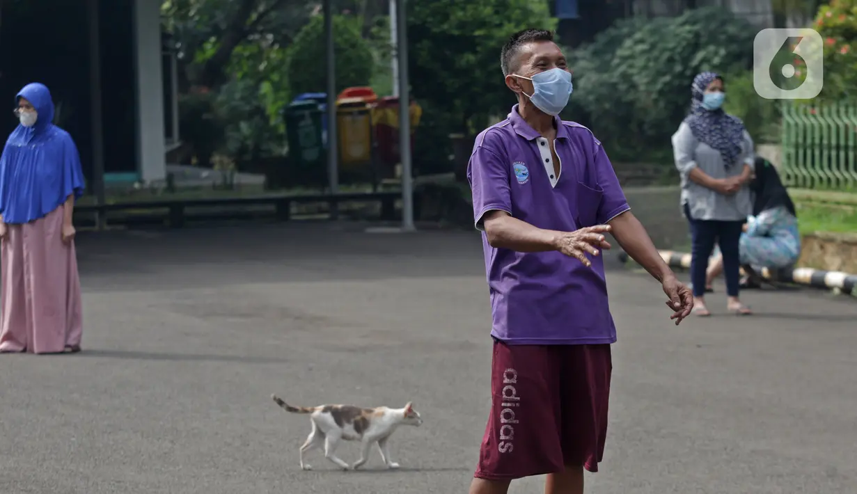 Pasien Covid dengan status Orang Tanpa Gejala beraktivitas di Graha Wisata Taman Mini, Jakarta Timur, Minggu (20/6/2021). Sejumlah wisma yang disiapkan Pemprov DKI untuk isolasi pasien Corona sudah terisi 80 persen, persabtu (19/06/2021). (Liputan6.com/Herman Zakharia)