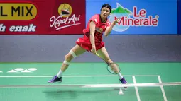 Pebulu tangkis tunggal putri Korea Selatan, An Se Yong melakukan smash ke arah wakil China, Wang Zhi Yi pada babak semifinal Indonesia Open 2024 di Istora Senayan, Jakarta, Sabtu (08/06/2024). (Bola.com/Bagaskara Lazuardi)