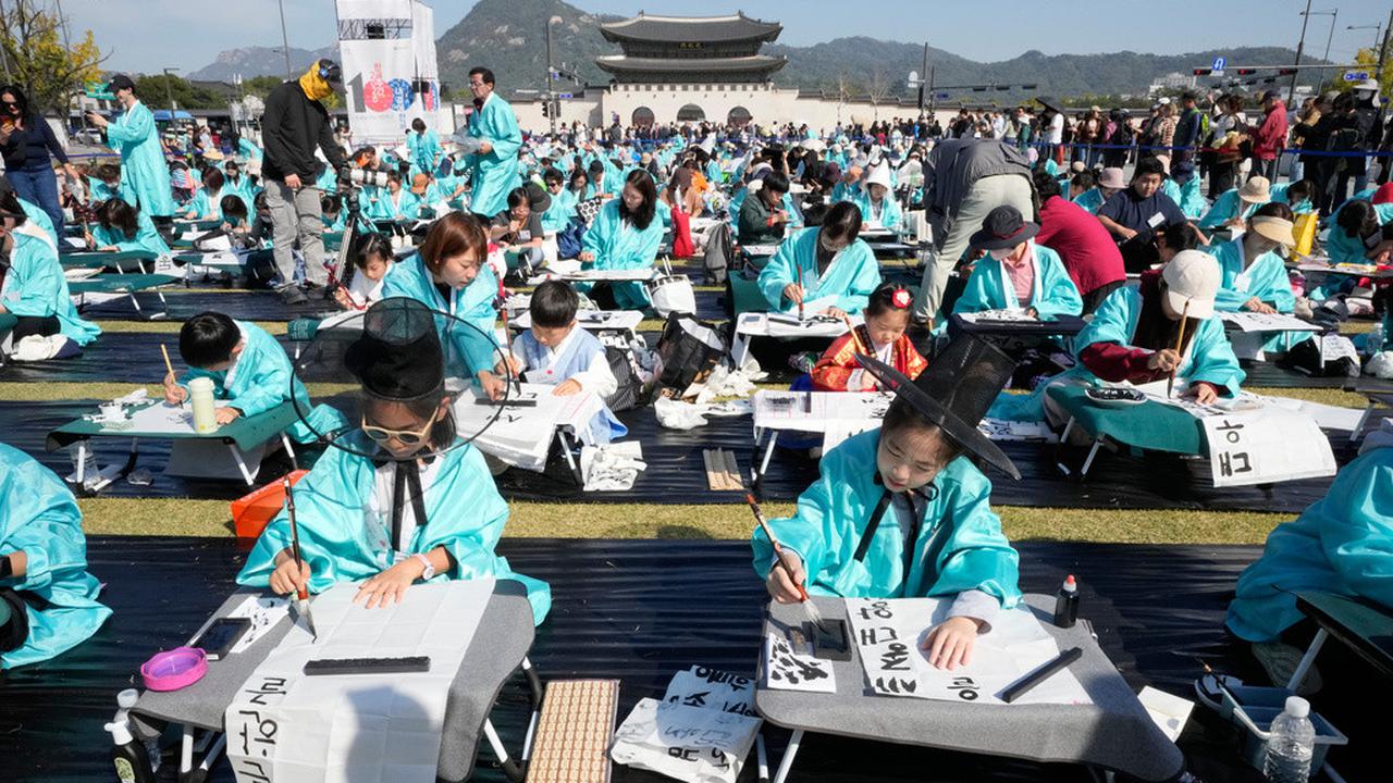 Berkostum Hanbok Peserta Ikuti Lomba Kaligrafi Hangeul